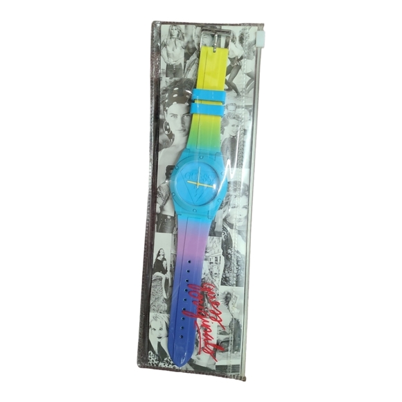 Guess Watch Retro pop Womens Analog Quartz Watch with Silicone Bracelet - Picture 2 of 7